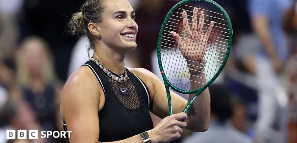 Jugadora de tenis saludando con su raqueta