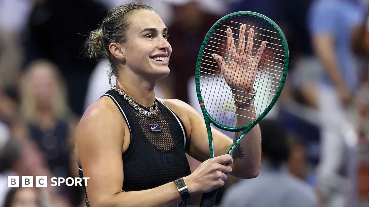 Jugadora de tenis saludando con su raqueta