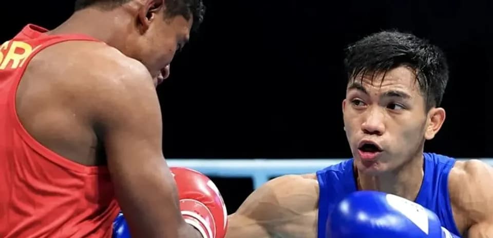 Boxeadores en combate durante una pelea de boxeo