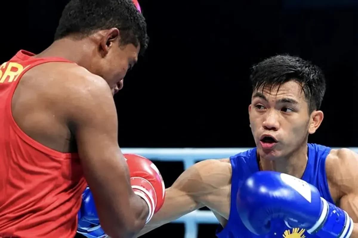 Boxeadores en combate durante una pelea de boxeo