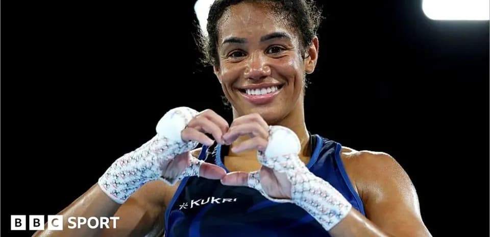 Boxeadora formando un corazón con las manos