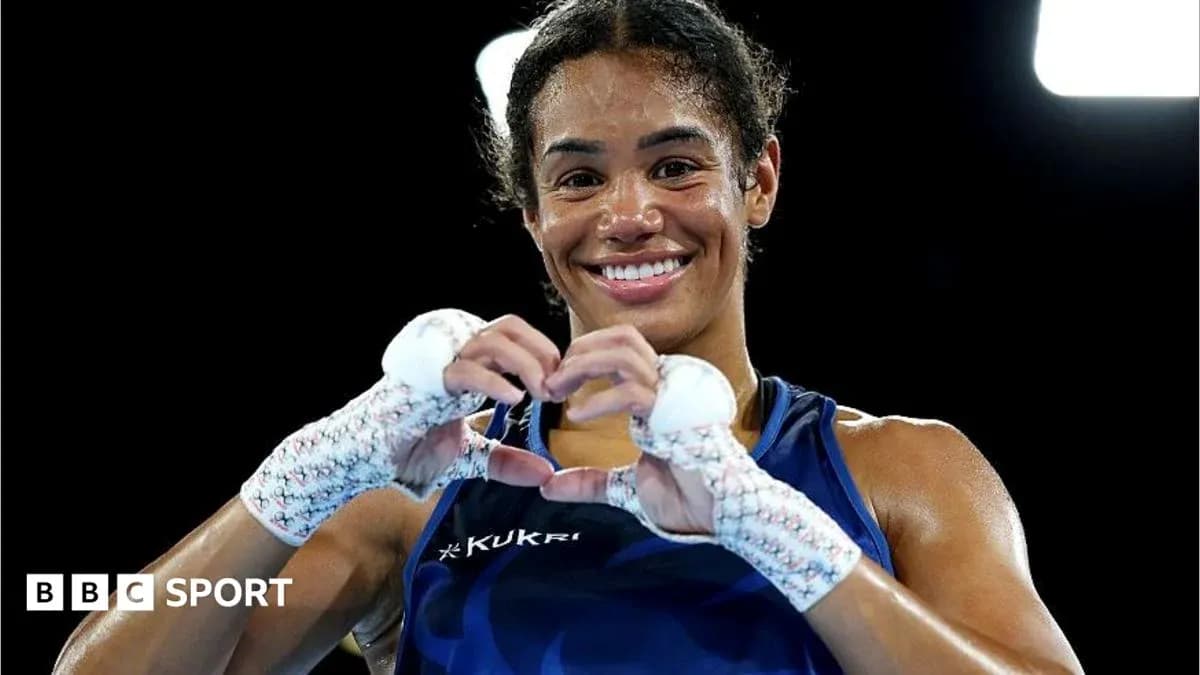 Boxeadora formando un corazón con las manos
