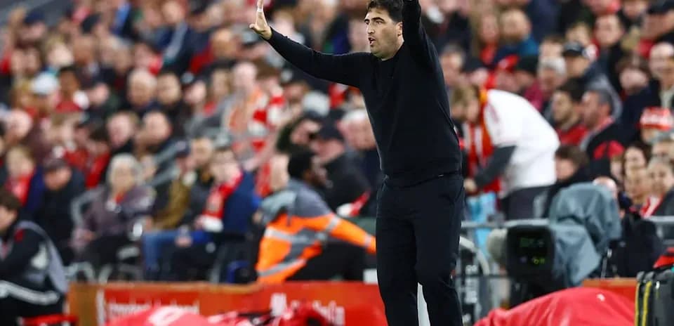 Entrenador dando instrucciones durante el partido