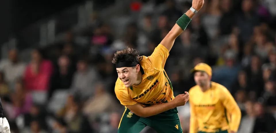 Jugador lanzando en partido de cricket