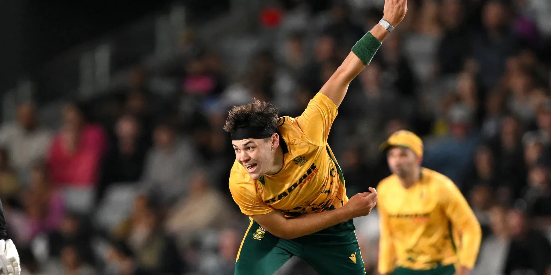 Jugador lanzando en partido de cricket