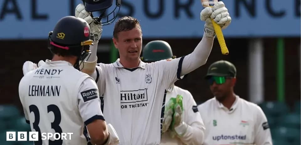 Jugador levantando el bate tras anotar carrera en cricket