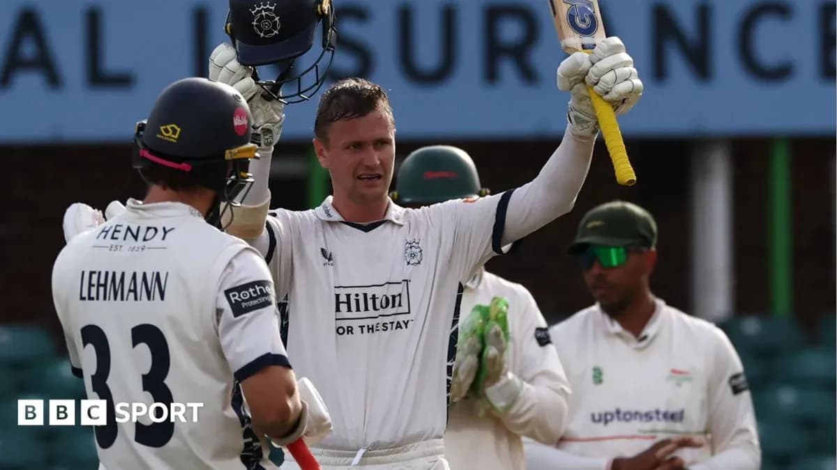 Jugador levantando el bate tras anotar carrera en cricket