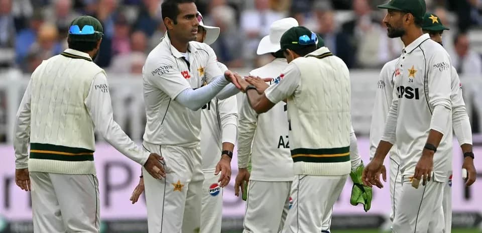 Jugadores de Pakistán celebrando un wicket en el campo