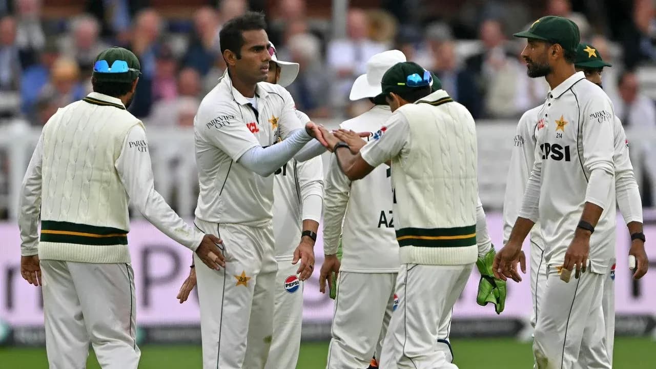 Jugadores de Pakistán celebrando un wicket en el campo