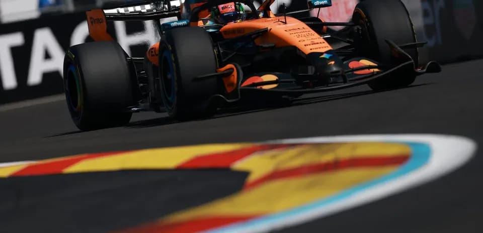 Coche de Fórmula 1 en curva durante carrera