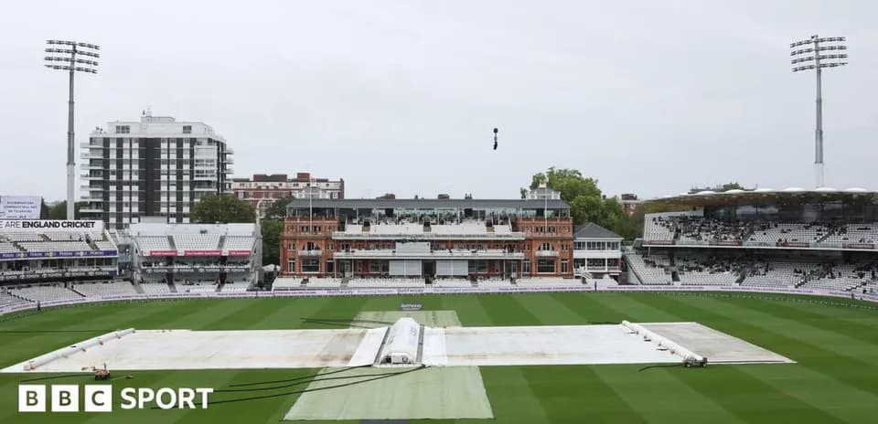 Campo de cricket de Lord's con lona en el centro
