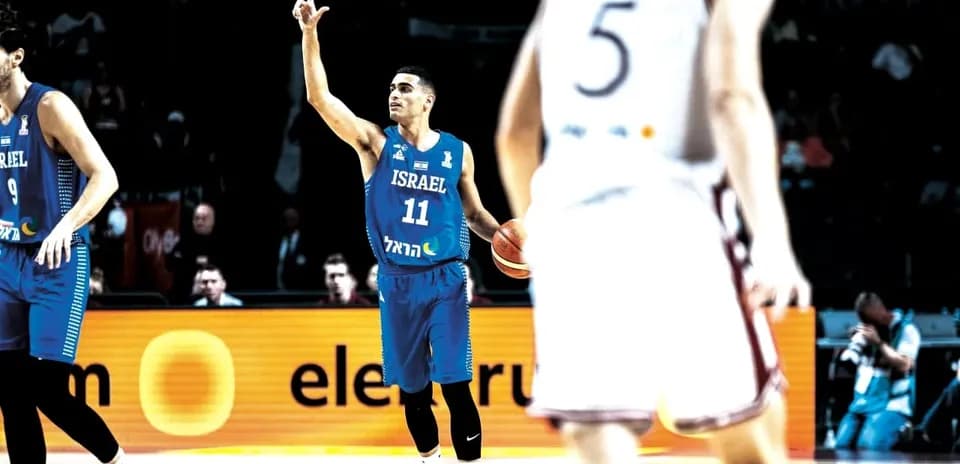 Jugador de baloncesto de Israel señalando durante el partido