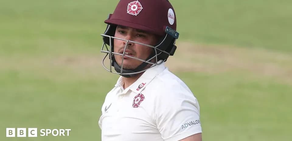 Jugador de cricket con casco durante el partido