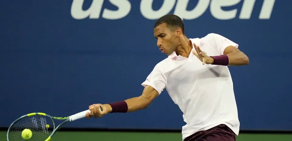 Jugador golpeando una pelota durante el US Open