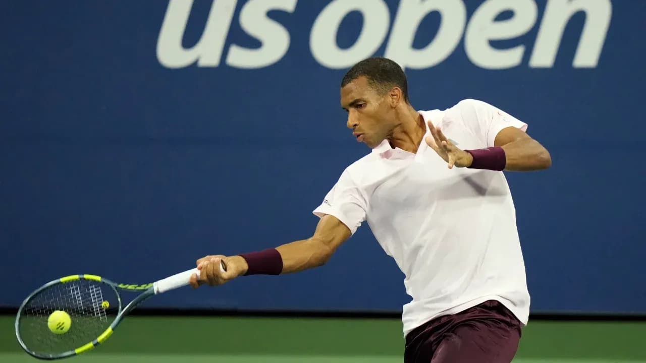Jugador golpeando una pelota durante el US Open