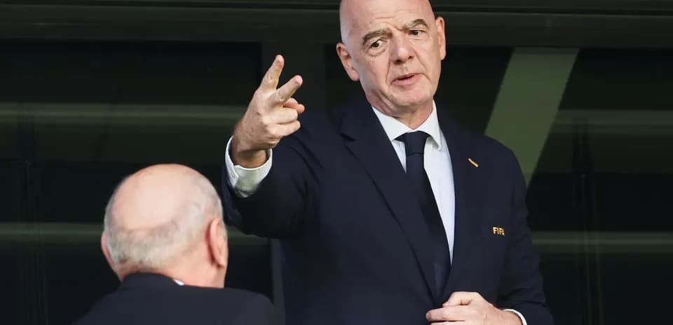 Gianni Infantino hablando en un palco de VIP