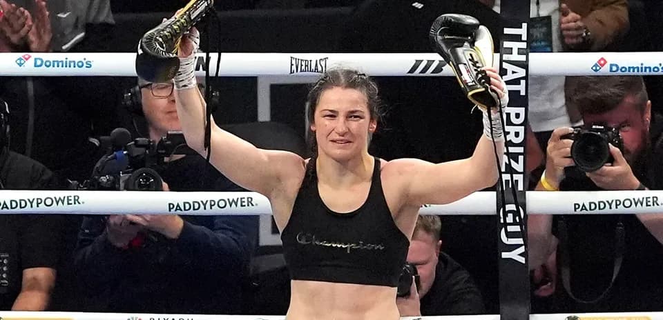 Boxeadora celebrando con guantes en la mano