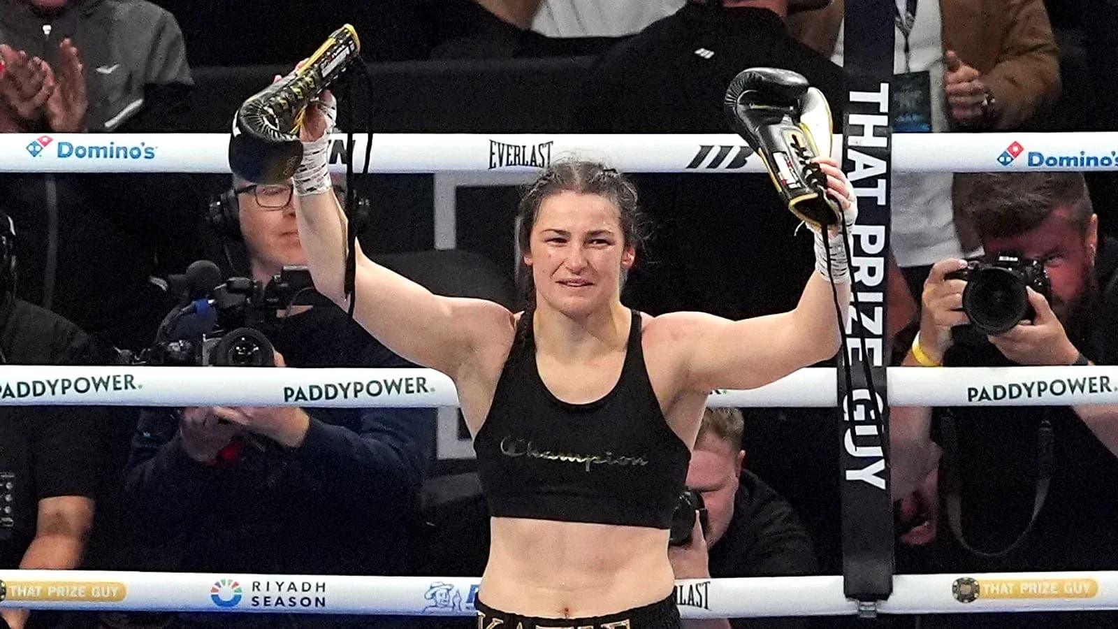 Boxeadora celebrando con guantes en la mano