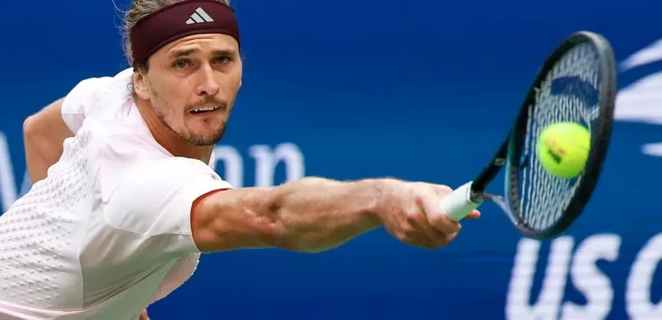 Jugador de tenis golpeando una pelota en un partido