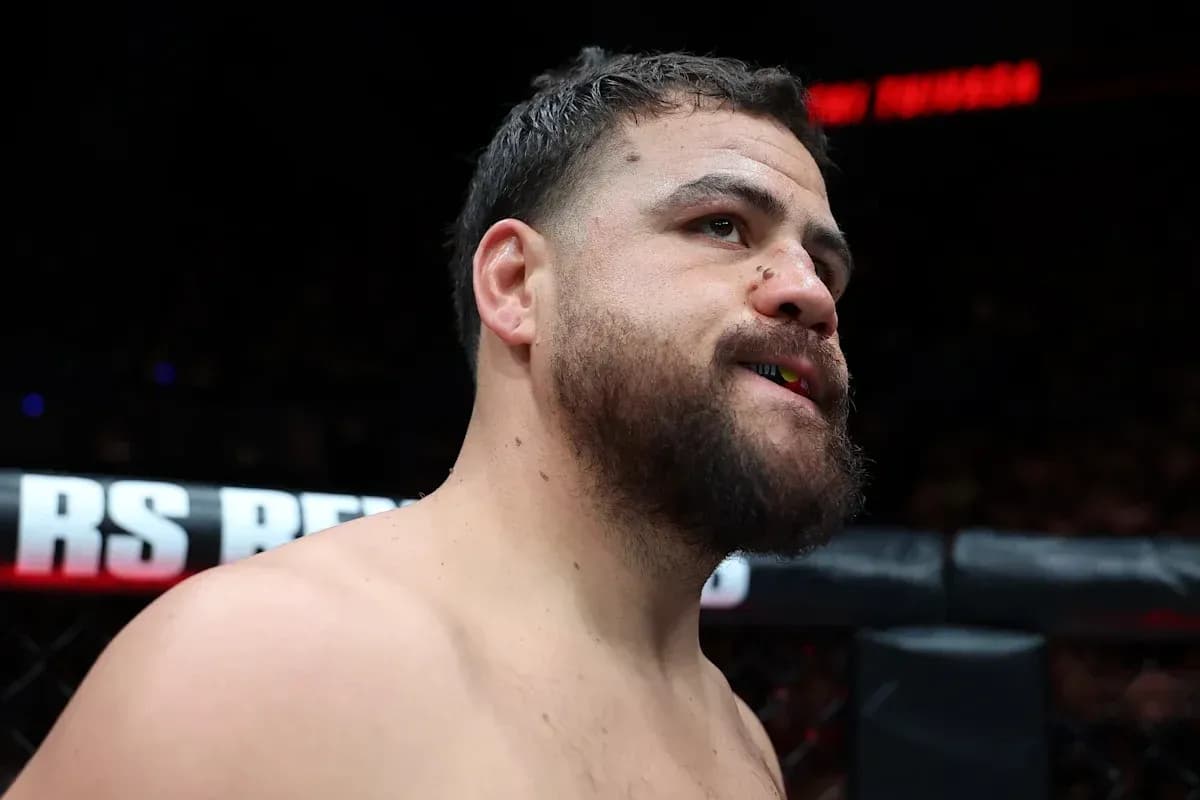 Luchador de MMA con protector bucal en el ring
