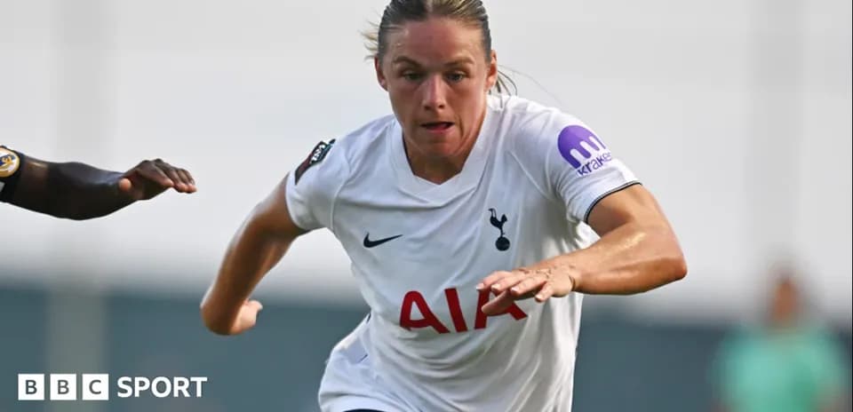 Jugadora de Tottenham corriendo con balón en campo
