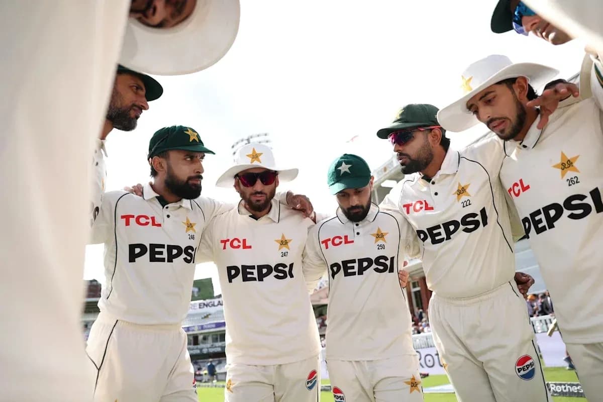 Jugadores de Pakistán en círculo antes del partido