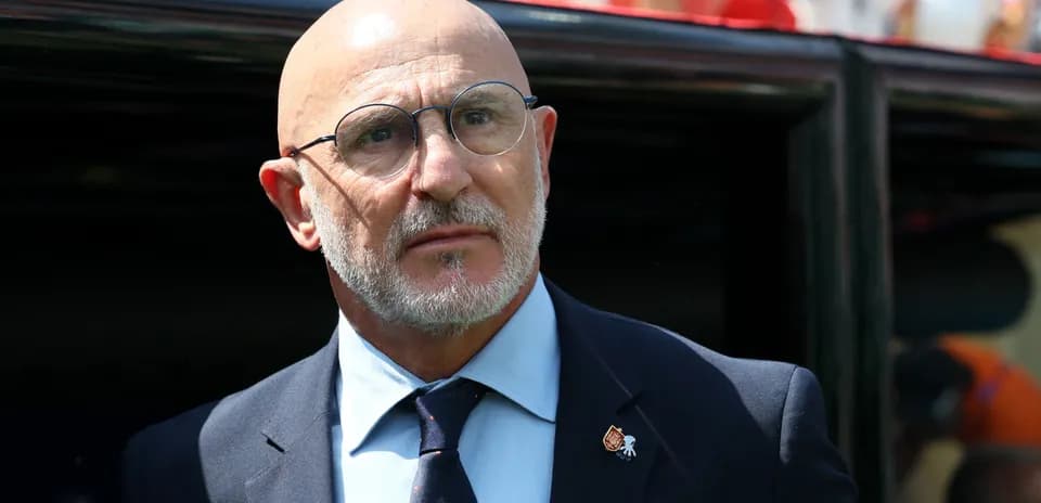 Entrenador mirando hacia el campo antes del partido