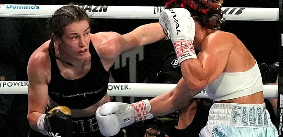 Boxeadoras intercambiando golpes en el ring