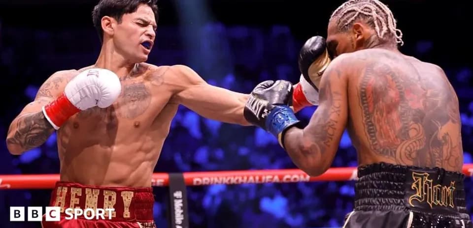 Boxeador lanza un golpe a su oponente en ring