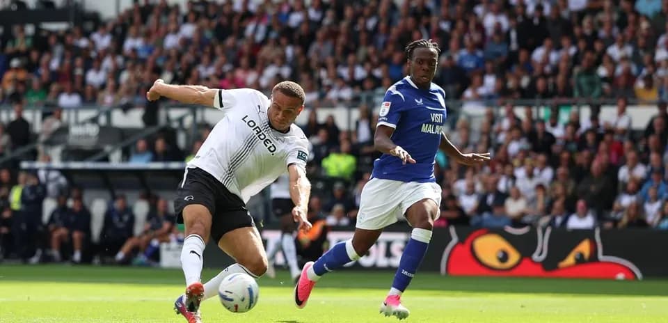 Jugador de Derby County driblando ante oponente de Cardiff City
