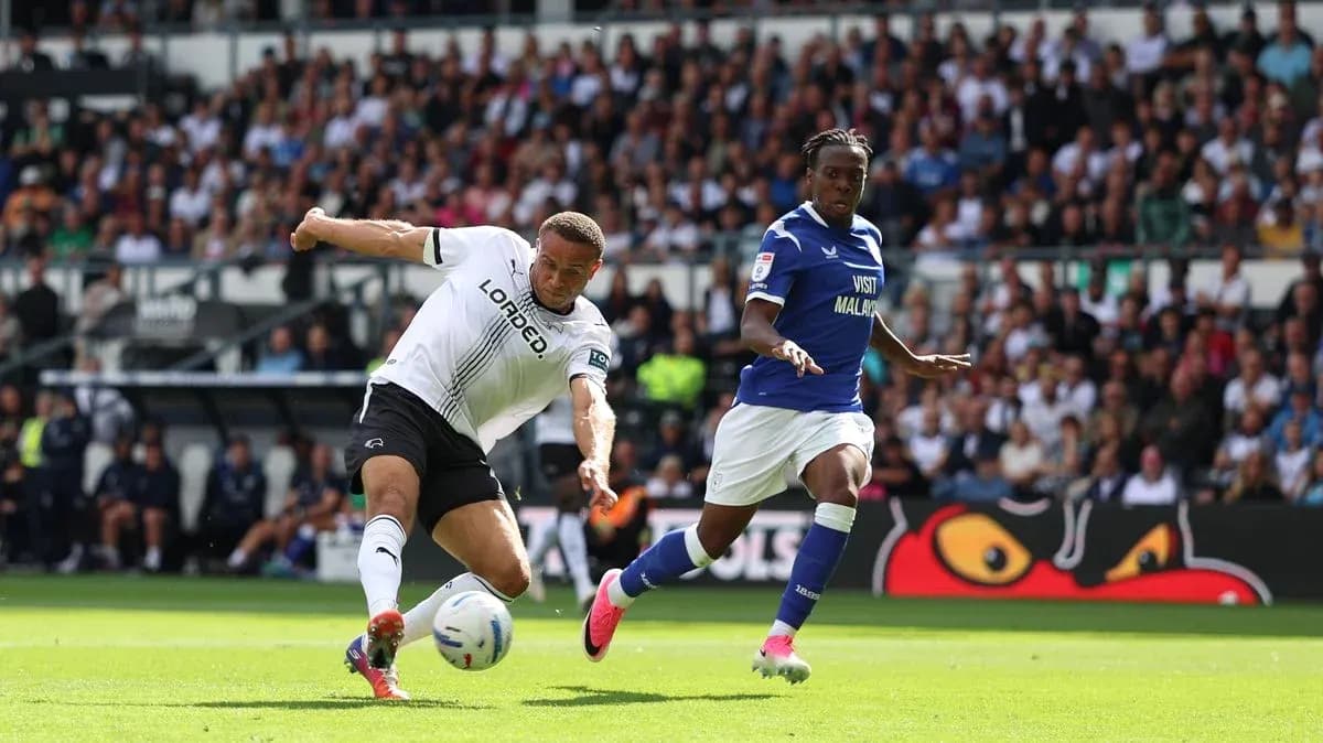 Jugador de Derby County driblando ante oponente de Cardiff City