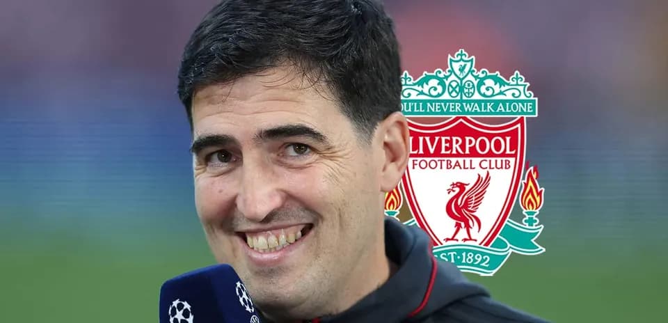 Hombre sonriendo con micrófono y logo de Liverpool
