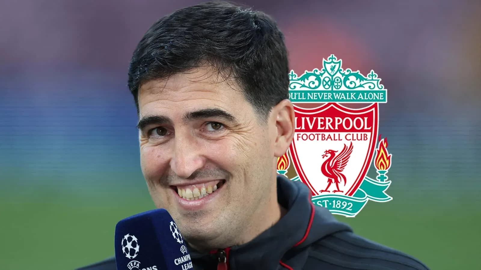 Hombre sonriendo con micrófono y logo de Liverpool