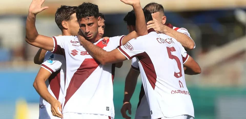 Jugadores celebrando un gol en partido de fútbol