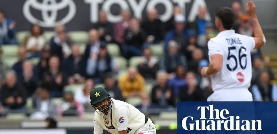 Jugador de cricket de Pakistán bateando en el partido
