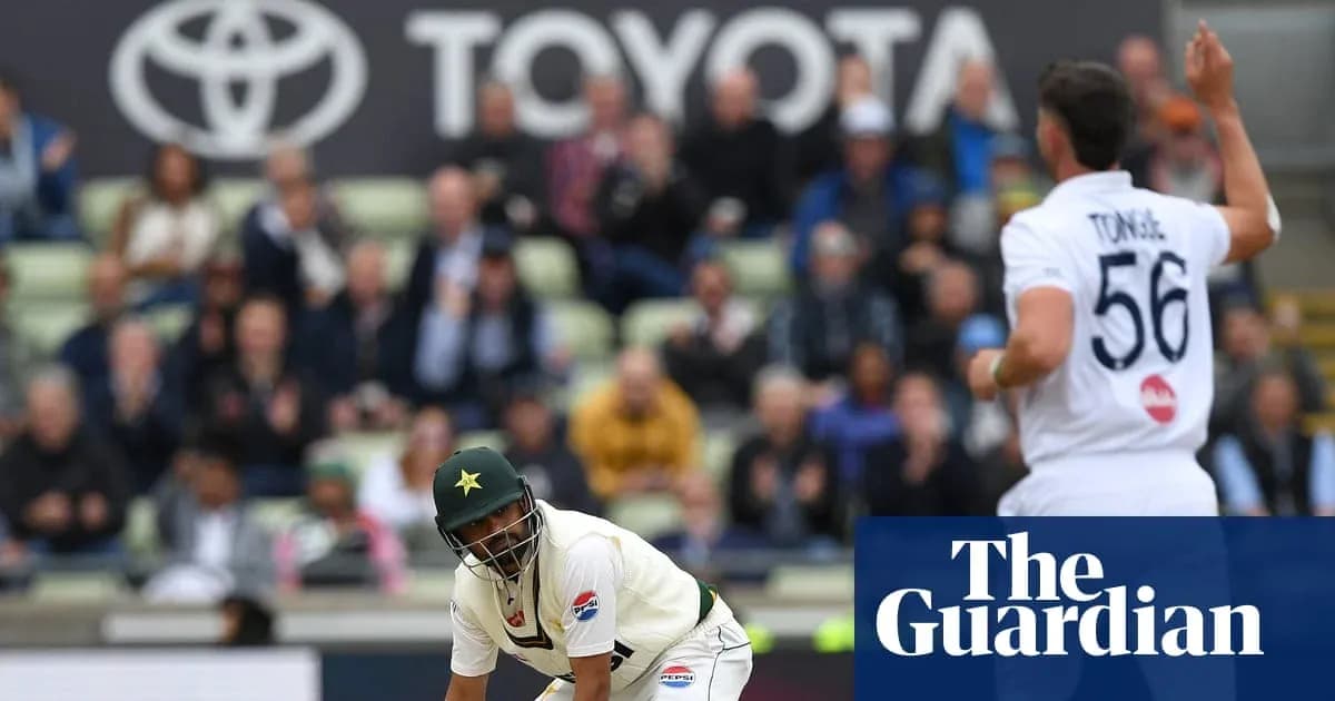 Jugador de cricket de Pakistán bateando en el partido