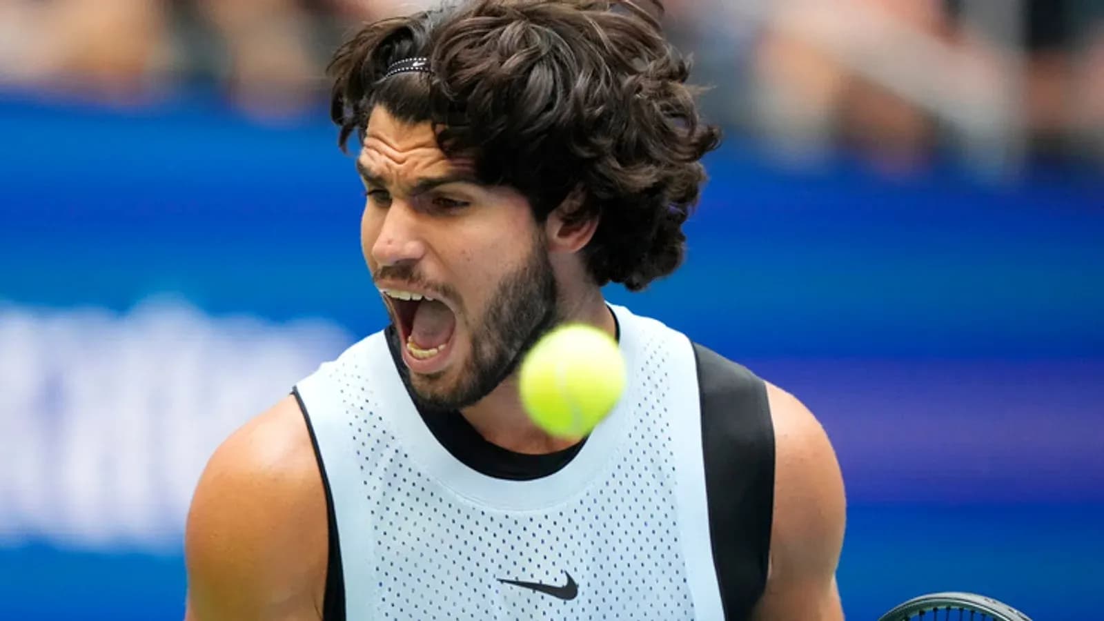 Jugador de tenis golpeando una pelota en la cancha Jugador de tenis golpeando una pelota en la cancha