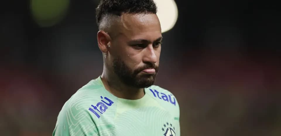 Neymar con camiseta de Brasil, mirando hacia abajo