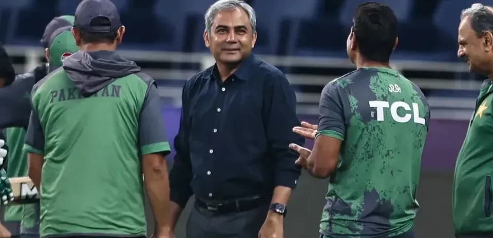 Entrenador hablando con jugadores de cricket en práctica