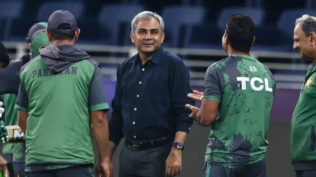 Entrenador hablando con jugadores de cricket en práctica