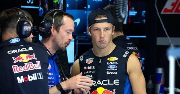 Mecánico hablando con piloto en el garaje