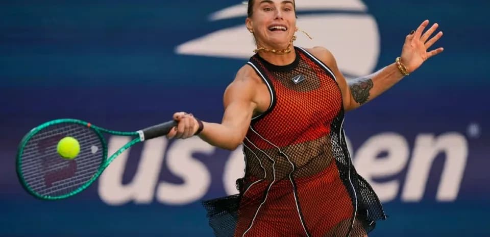 Jugadora de tenis golpeando la pelota con raqueta