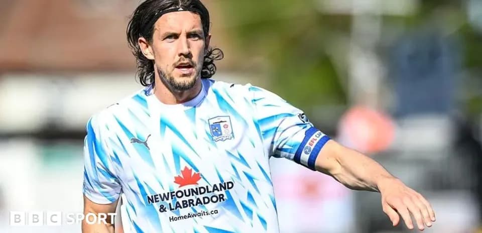 Jugador con camiseta blanca y azul durante el partido
