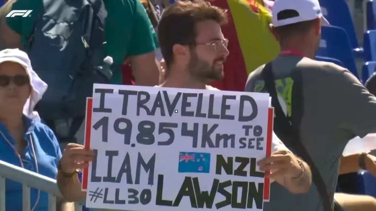 Espectador con cartel de apoyo a Liam Lawson