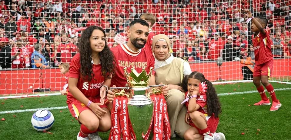 Mohamed Salah celebrando con su familia y trofeo