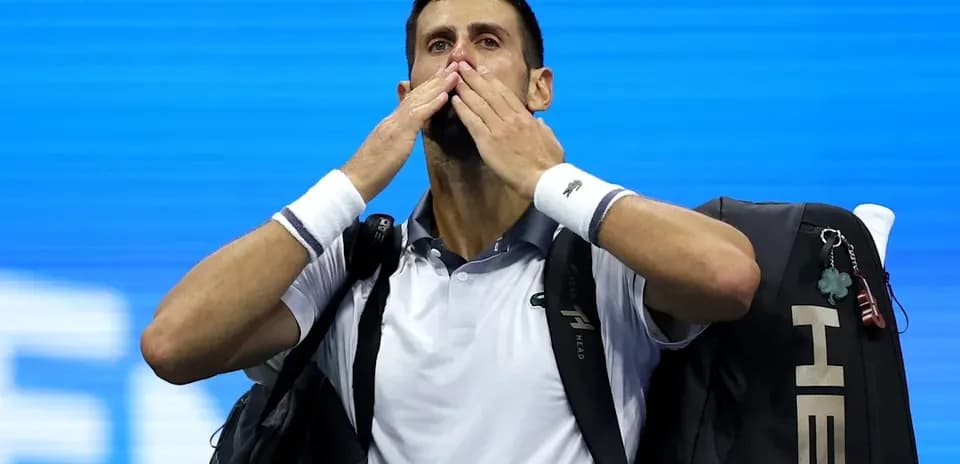 Tenista saludando al público tras el partido