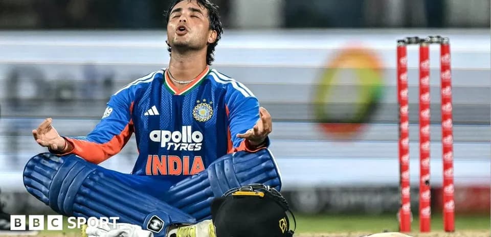 Jugador de cricket sentado en el campo tras el partido