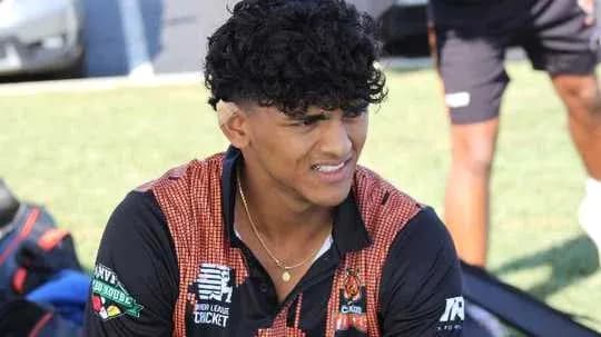 Jugador sentado en campo de entrenamiento con uniforme