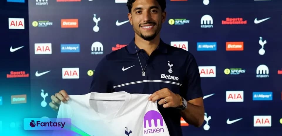 Jugador presentándose con camiseta de Tottenham Hotspur