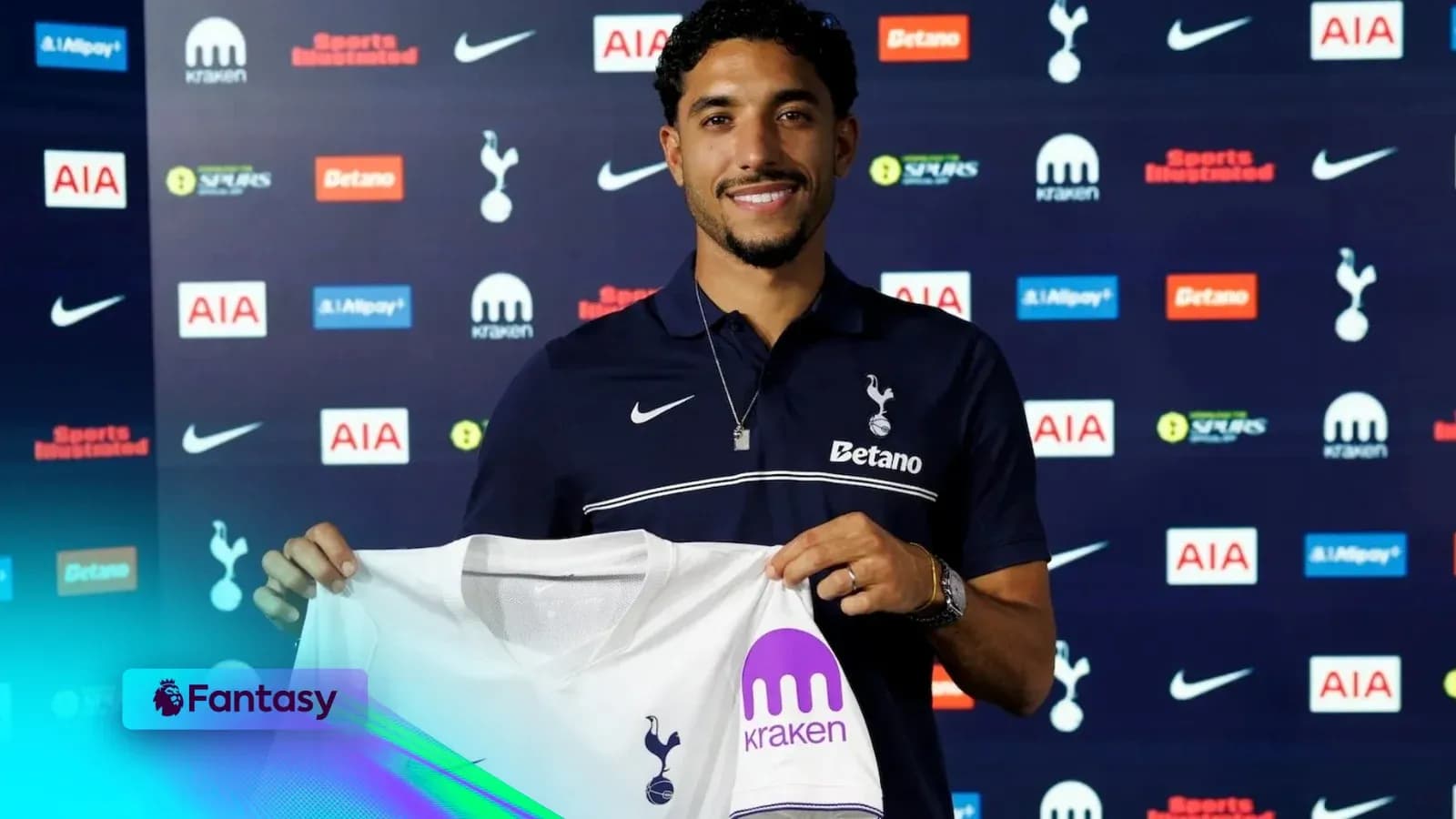 Jugador presentándose con camiseta de Tottenham Hotspur